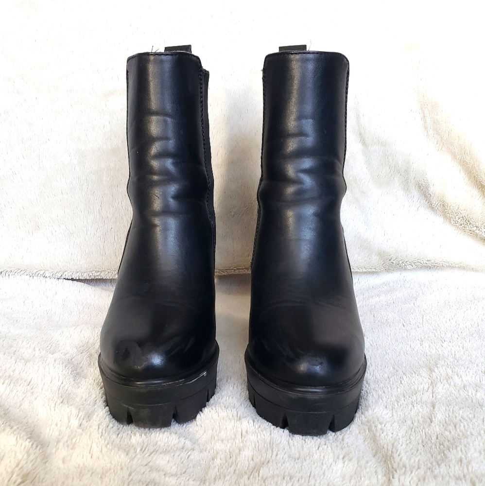 Chunky chelsea boots